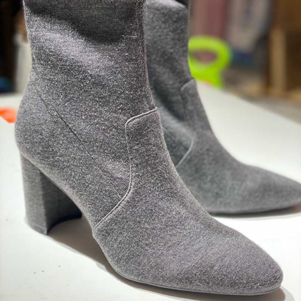 Aerosoles Women's Nikname Ankle Boot. Size 9. Grey material.